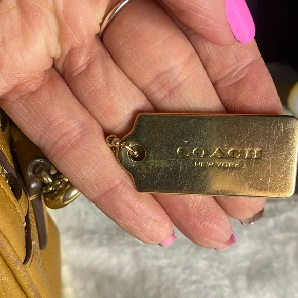 Coach Mustard Yellow Leather Crossbody Bag with Classic Design - Picture 3 of 9